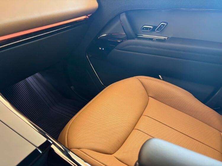 2025-range-Rover-Sport-SE-Dynamic-PHEV-passenger-side