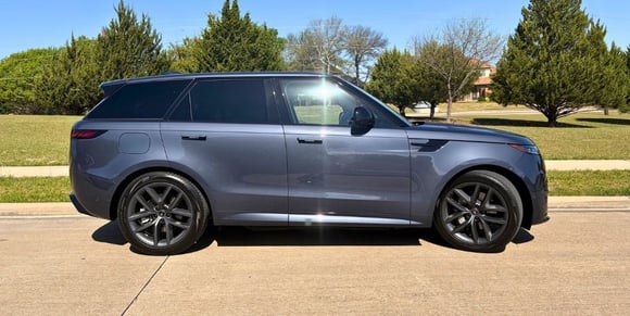 2025-range-Rover-Sport-SE-Dynamic-PHEV-profile-carpro)