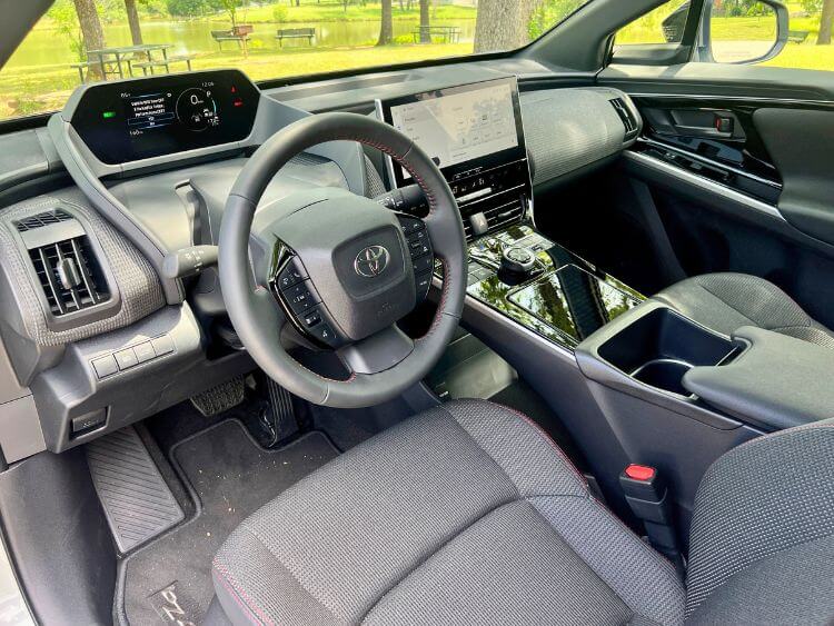ちーちページ 2025 Toyota bZ4X Nightshade Edition AWD Review
