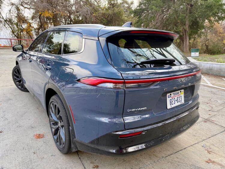 2025-toyota-crown-signia-exterior-carpro.jpg (1)