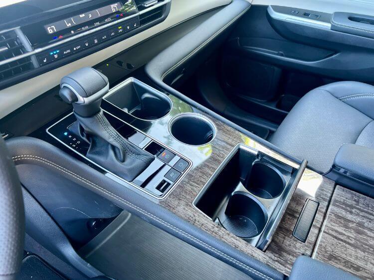 2025-toyota-sienna-platinum-coonsole-3-carpro.jpg