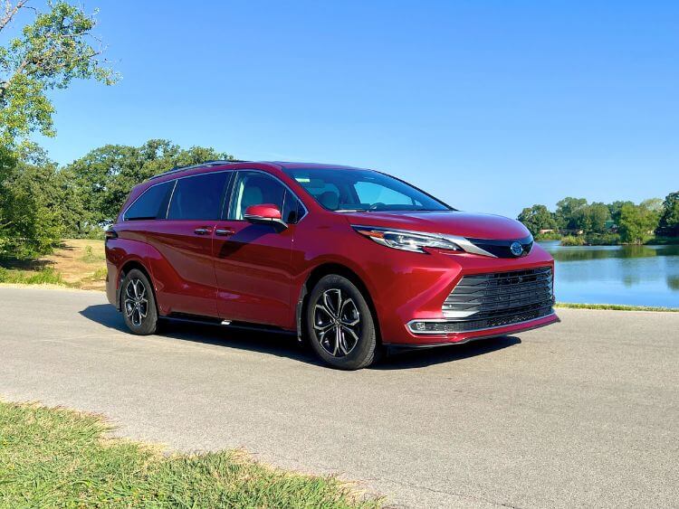 2025-toyota-sienna-platinum-exteirior02-carpro.jpg
