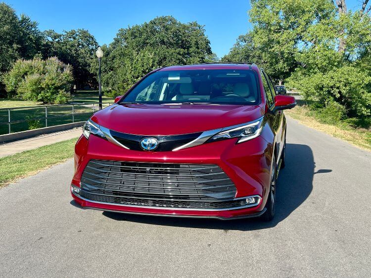 2025-toyota-sienna-platinum-exteirior03-carpro.jpg