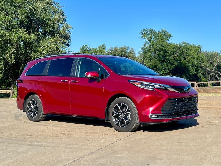 2025-toyota-sienna-platinum-exterior03-carpro.jpg