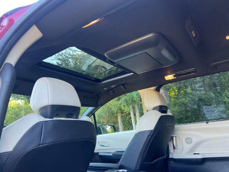 2025-toyota-sienna-platinum-sunroof-carpro.jpg