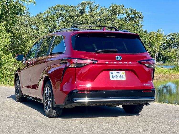 2025-toyota-sienna-platinum-tail-end=2.jpg