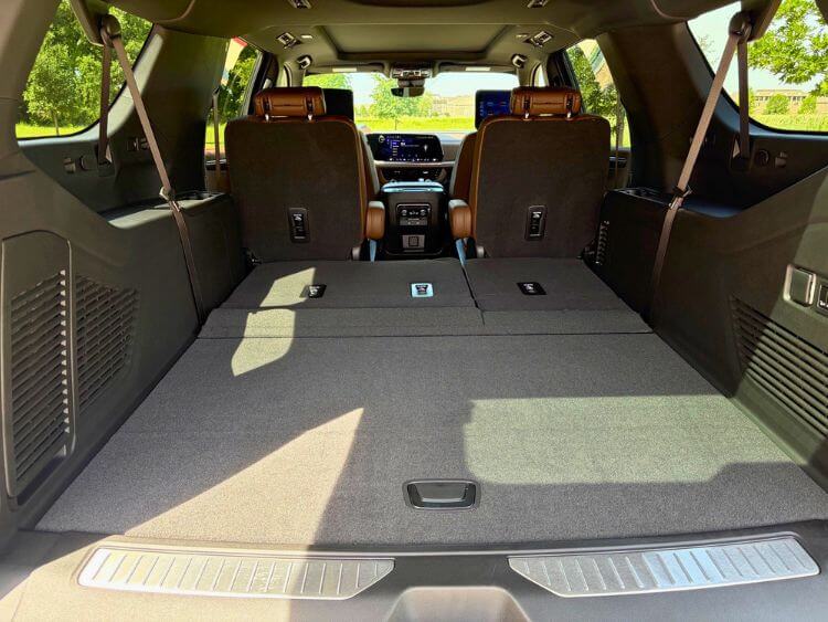 2026-Chevrolet-Suburban-High-Country-cargo-1