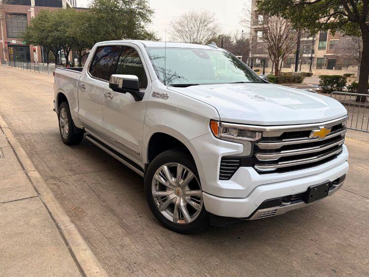 2026 Chevrolet Silverado 1500 High Country exterior front end view