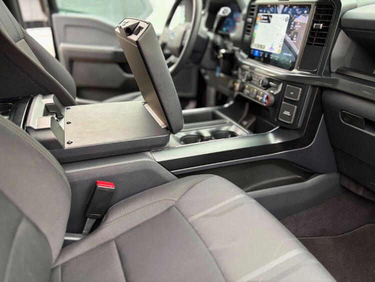 2026-Ford-F-150-Lobo-console-1