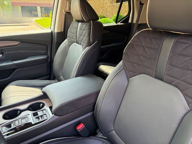 2026-Honda-Pilot-Elite-multimedia-front-row-carpro