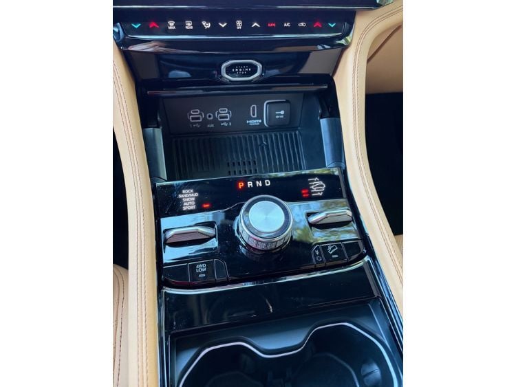 2026-Jeep-Cherokee-L-center-console-3carpro.