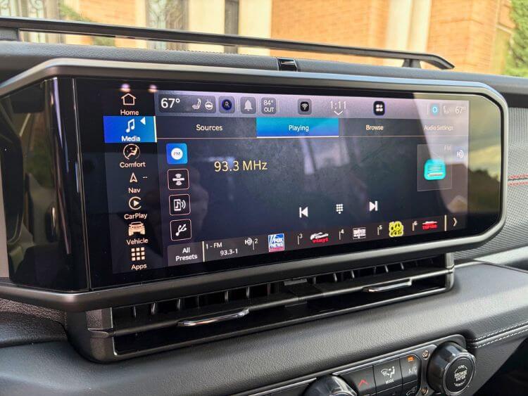2026-Jeep-Gladiator-Rubicon-X-multimedia
