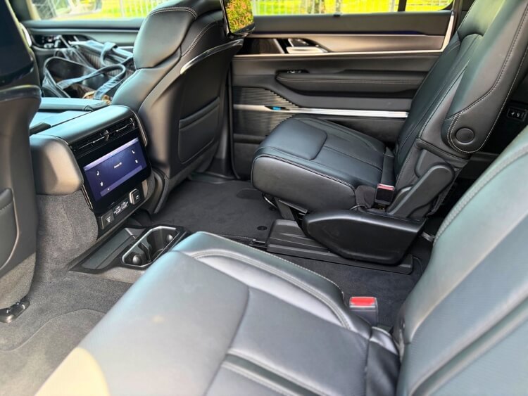 2026-Jeep-Grand-Wagoneer-L-Summit-Obsidian-2nd-row-carpro