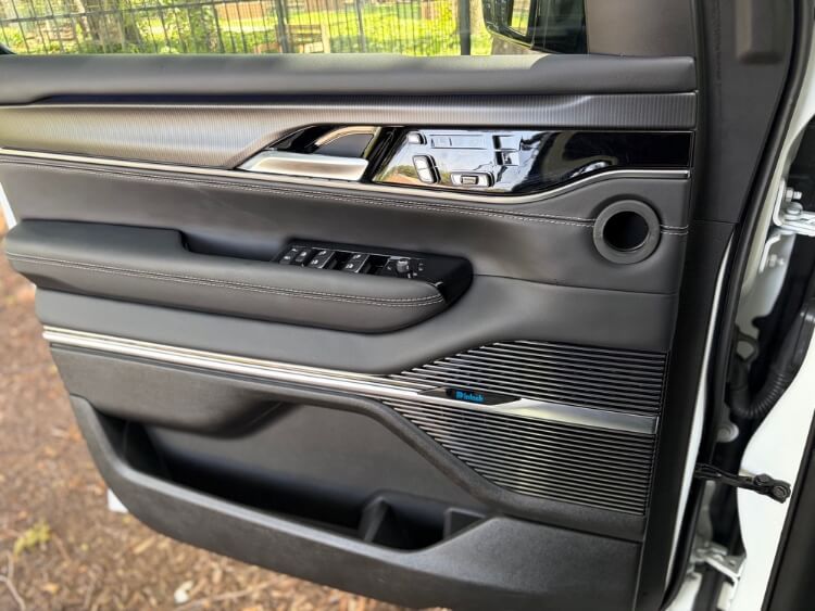 2026-Jeep-Grand-Wagoneer-L-Summit-Obsidian-doorpanel-carpro.j