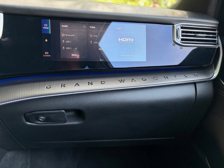 2026-Jeep-Grand-Wagoneer-L-Summit-Obsidian-passenger-screen-1-carpro