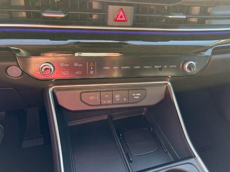2026-Kia-Carnival-Hybrid-SX-Prestige-center-stack..jpg