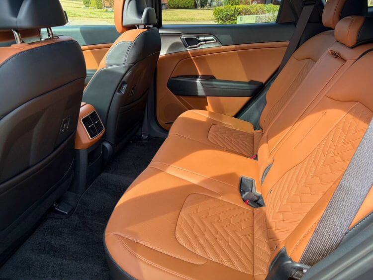 2026-Kia-Sportage-plug-in-hybrid-x-line-2nd-rowr-02