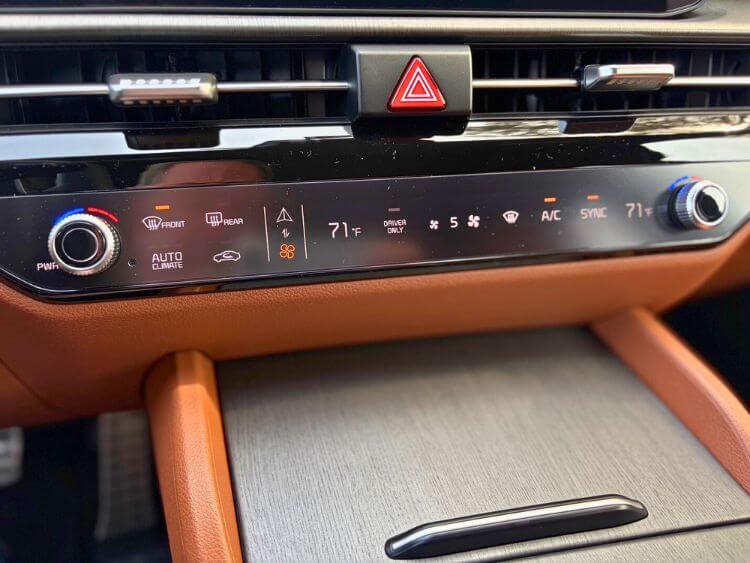 2026-Kia-Sportage-plug-in-hybrid-x-line-center-controls-carpro