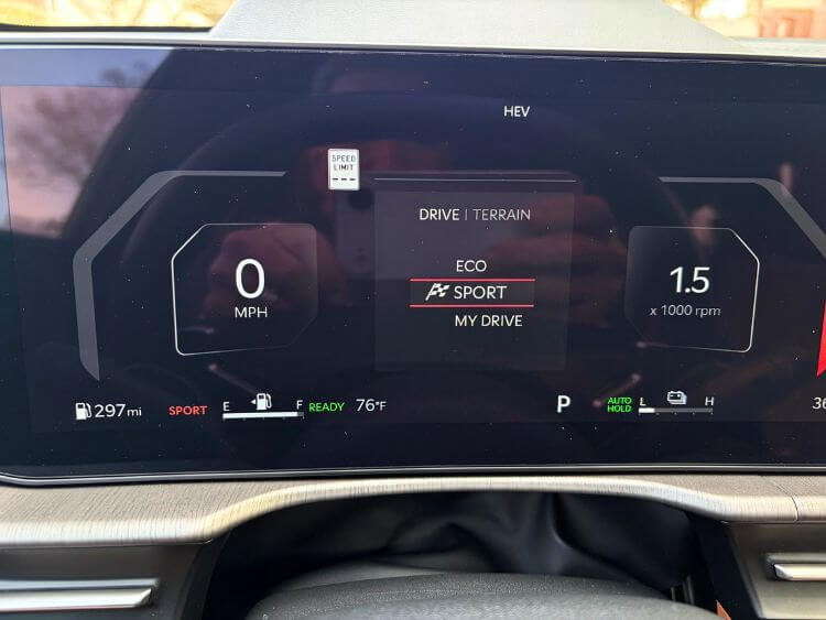 2026-Kia-Sportage-plug-in-hybrid-x-line-driver-display-2-