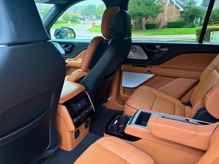 2026-Lincoln-Aviator-Black-Label-2nd-row-2-carpro