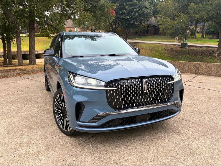 2026-Lincoln-Aviator-Black-Label-exterior-front-end-carpro