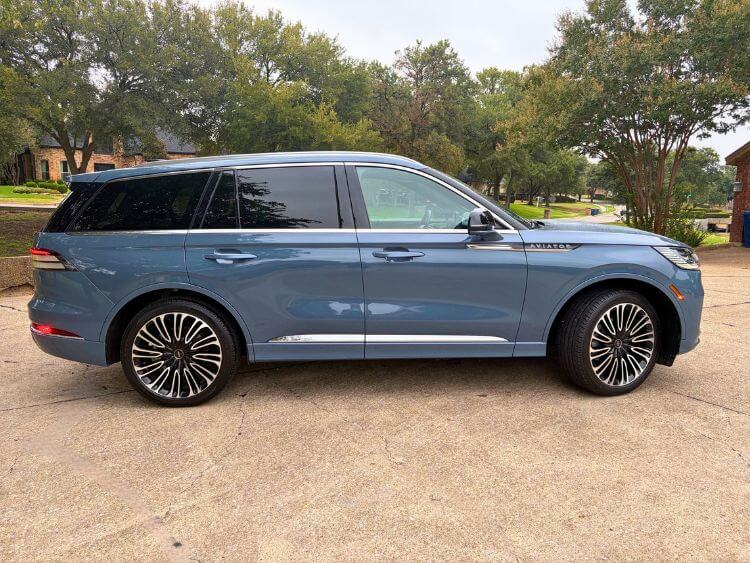2026-Lincoln-Aviator-Black-Label-profile--carpro