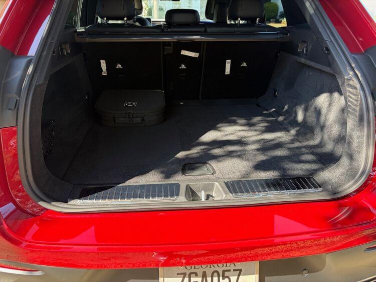 2026-Mercedes-Benz-EQE 320-cargo