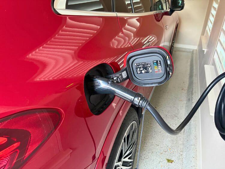 2026-Mercedes-Benz-EQE 320-charging