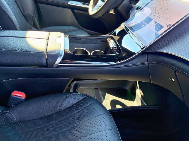 2026-Mercedes-Benz-EQE 320-console-jpg