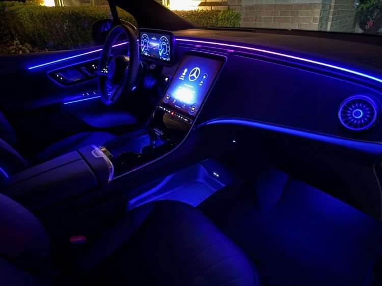 2026-Mercedes-Benz-EQE 320-multimedia-night-lighting