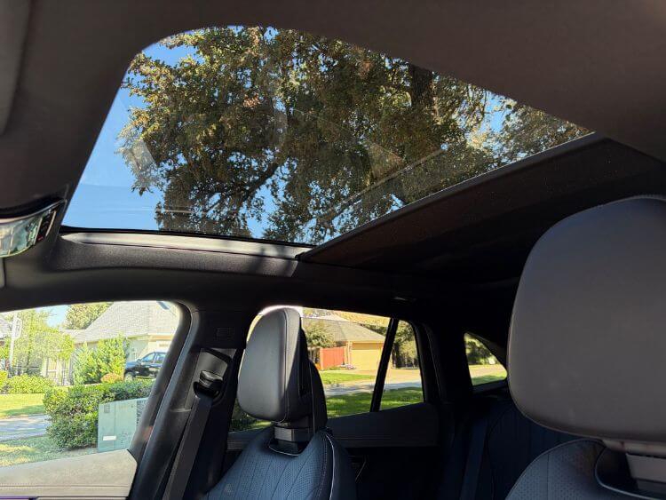 2026-Mercedes-Benz-EQE 320-pano-roof