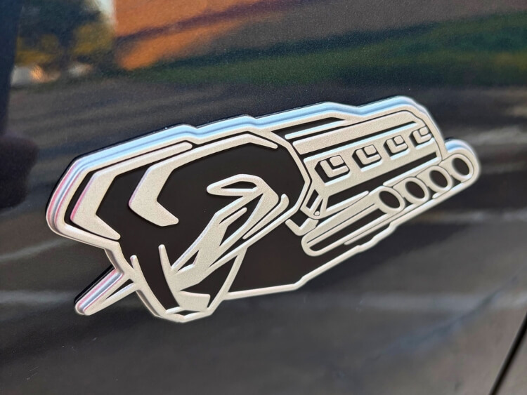 2026-Ram-1500-bighorn-badging-3-carpro