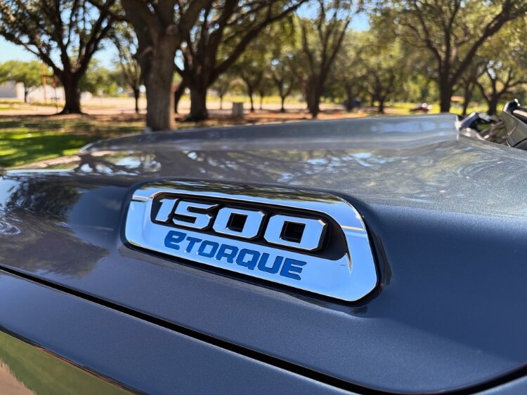 2026-Ram-1500-bighorn-etroque-badge-carpro