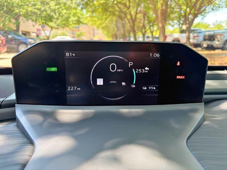 2026-Toyota-C-HR-XSE-digital-display-carpro