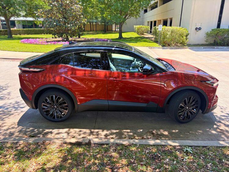 2026-Toyota-C-HR-XSE-profile-3-carpro
