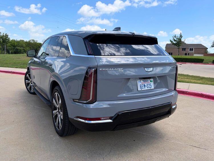 2026-cadillac-escalade-iq-premium-exterior-2-carpro.jpg