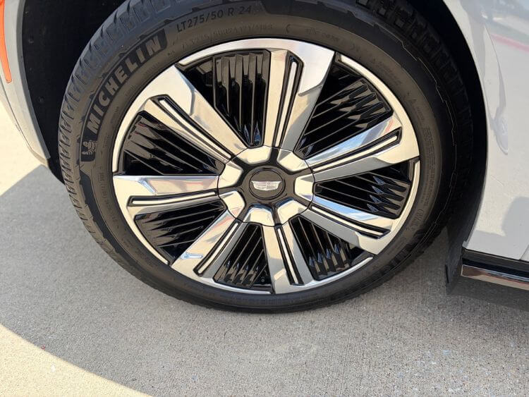 2026-cadillac-escalade-iq-premium-wheel-2-carpro.jpg
