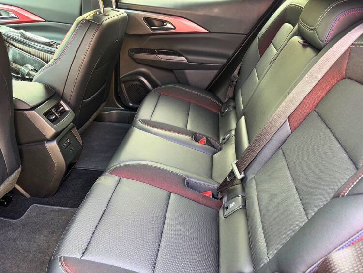 2026-chevrolet-equinox-rs-ev-interior-4-carpro