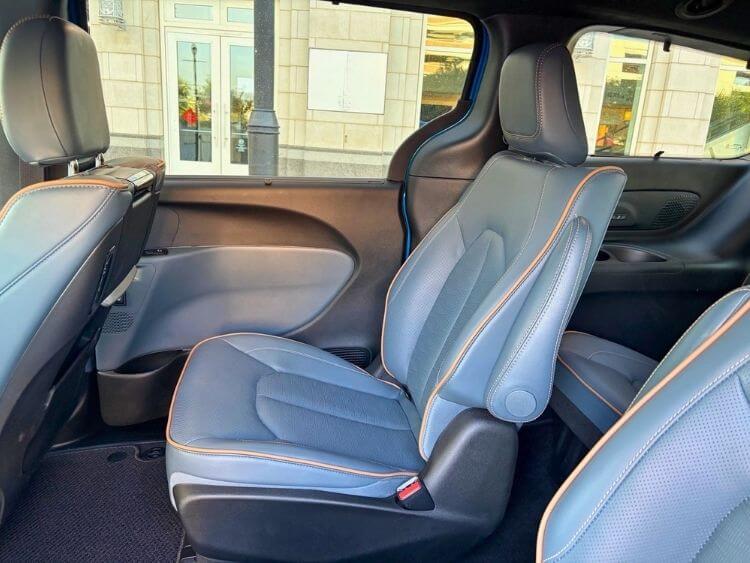 2026-chrysler-pacifica-pinnacle-2nd-row-carpro.
