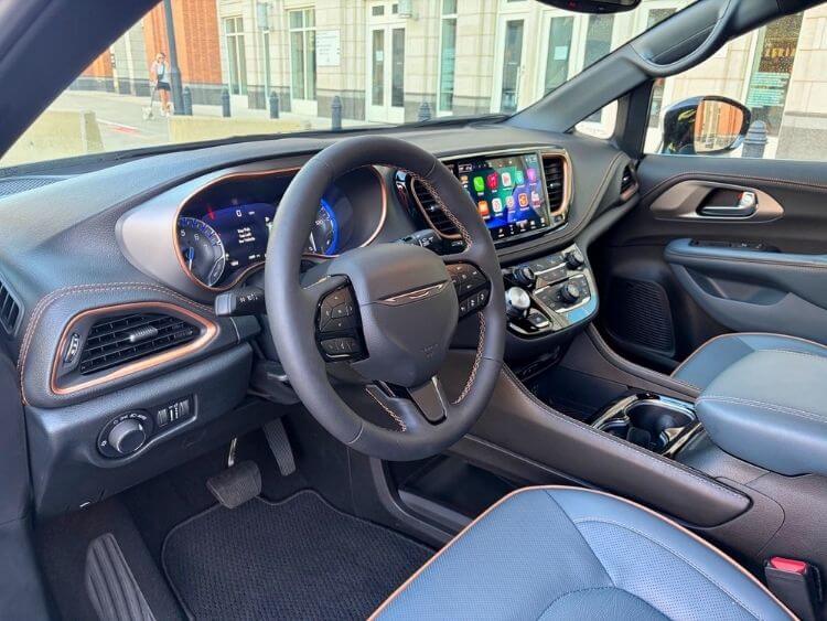 2026-chrysler-pacifica-pinnacle-cabin-hero-carpro.