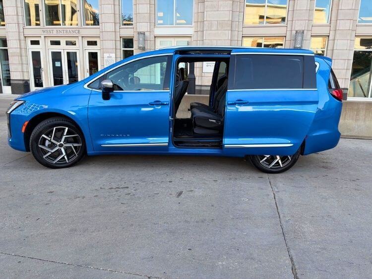2026-chrysler-pacifica-pinnacle-exterior-profile-carpro.