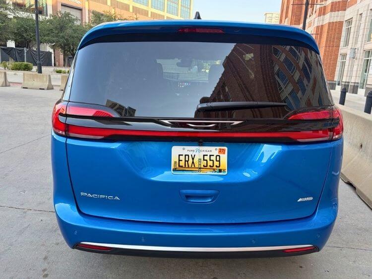 2026-chrysler-pacifica-pinnacle-exterior-tail-end-carpro.