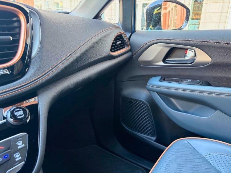 2026-chrysler-pacifica-pinnacle-interior-dash-1-carpro.