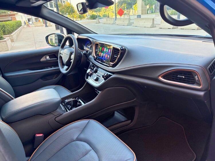2026-chrysler-pacifica-pinnacle-passenger-side-carpro.