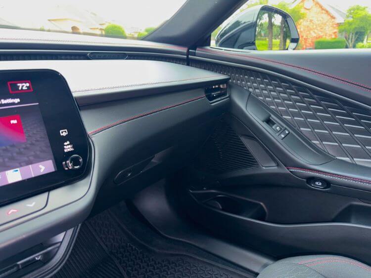 2026-dodge-charger-r-t-black-top-door-panel-dash-