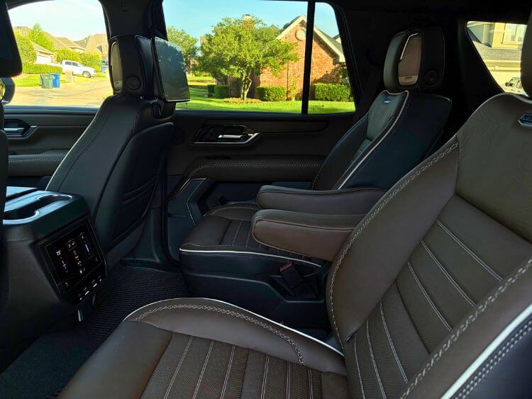 2026-gmc-yukon-denali-ultimate-2nd-row-02-carpro..jpg
