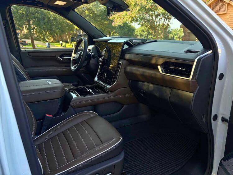 2026-gmc-yukon-denali-ultimate-interio-passenger-side-01-carpro..jpg