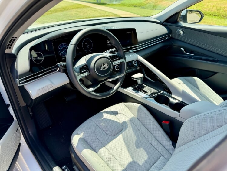 2026-hyundai-elantra-limited-hybrid-cabin-2-carpro.j