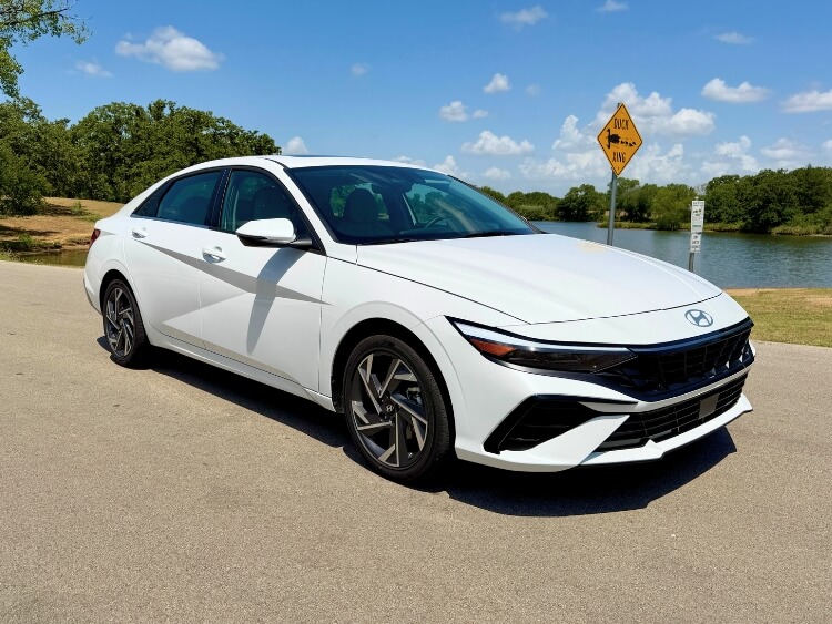 2026-hyundai-elantra-limited-hybrid-exterior-2-carpro.j