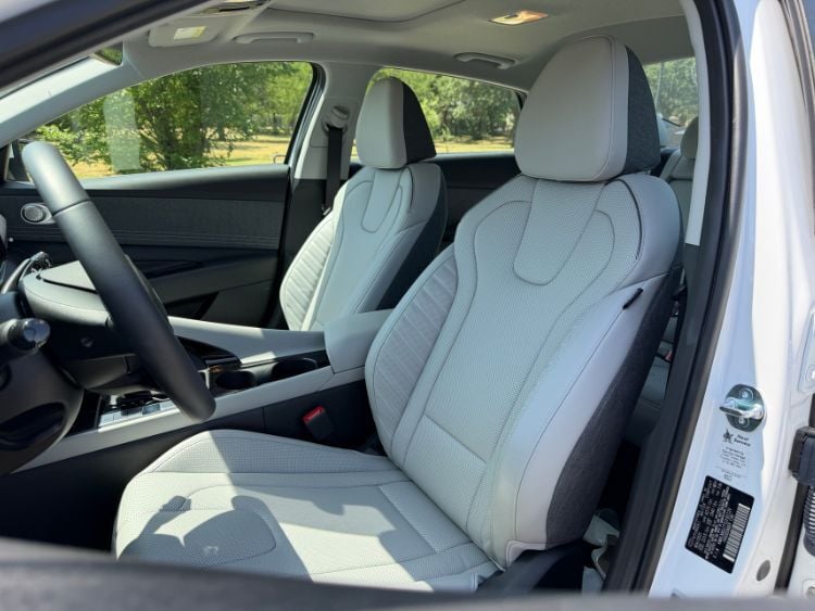 2026-hyundai-elantra-limited-hybrid-front-seats-carpro.j